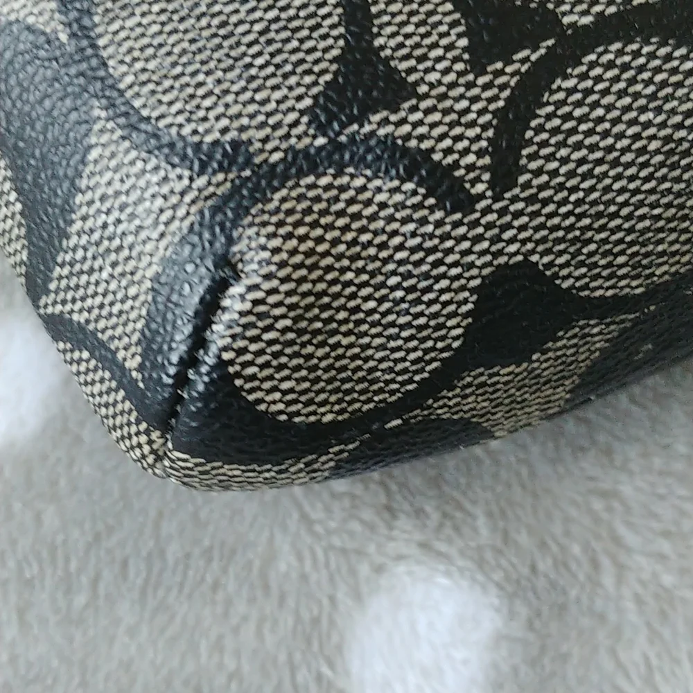 Coach Wristlet - Picture 5 of 8